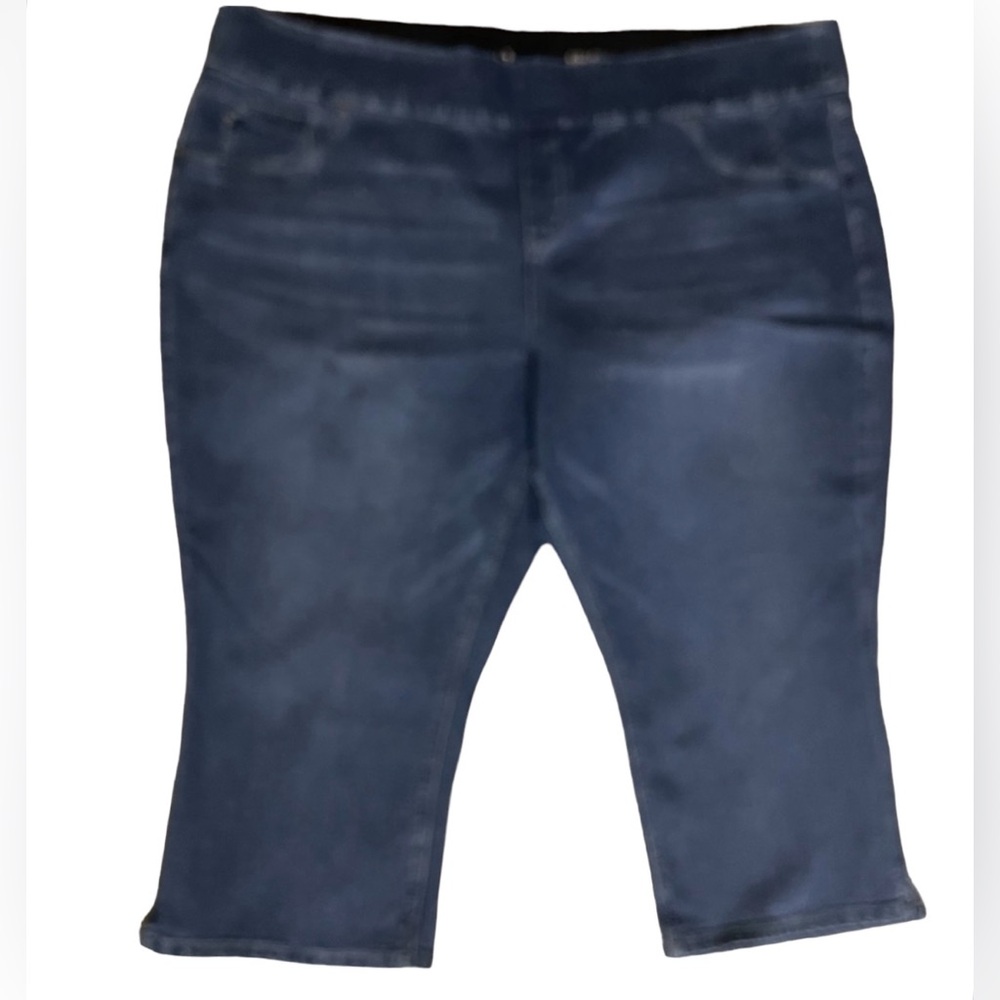 Laurie Felt Petite Silky Denim Capri Jeans With Cambre Waist. Medium Blue 3XP
